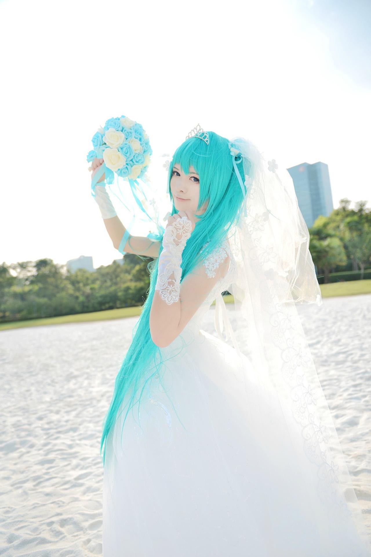 小线站在手边举起手捧花的动作