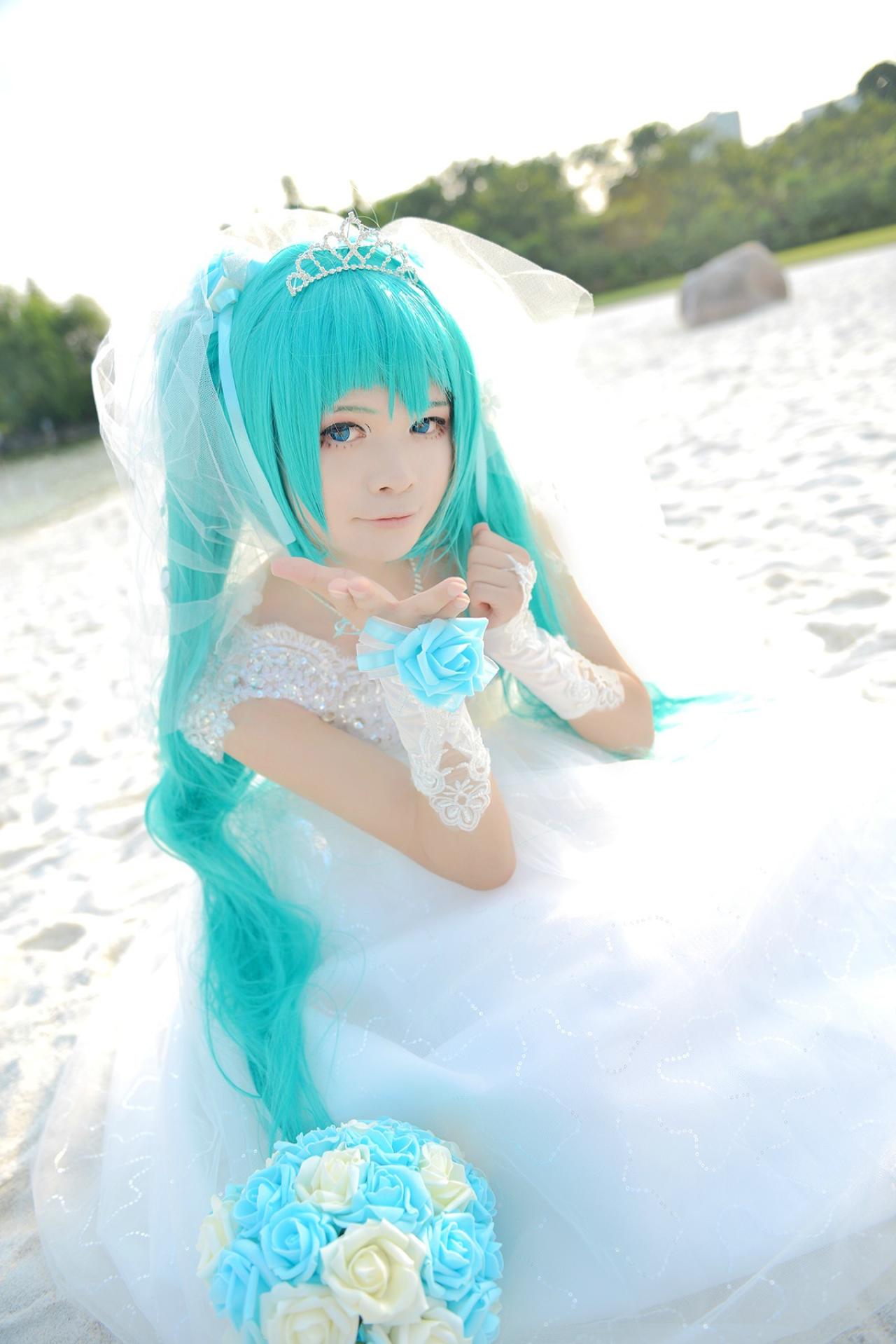 小线向镜头伸出手