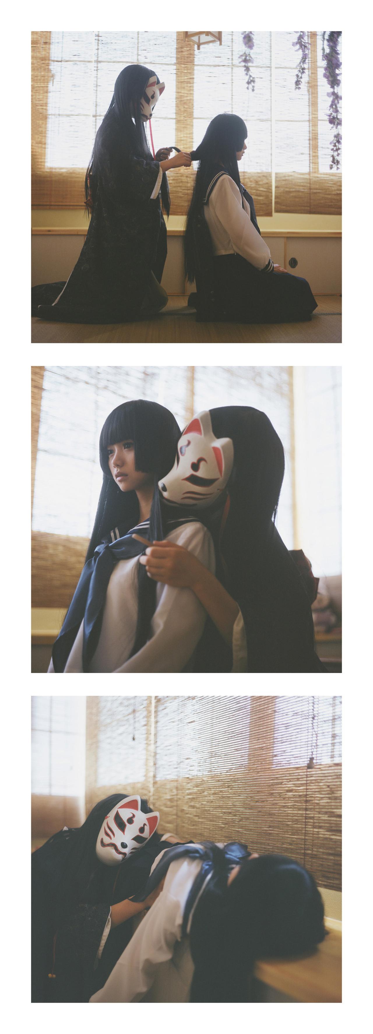 和服少女为制服少女梳理头发，然后静静看着制服少女倒下睡着