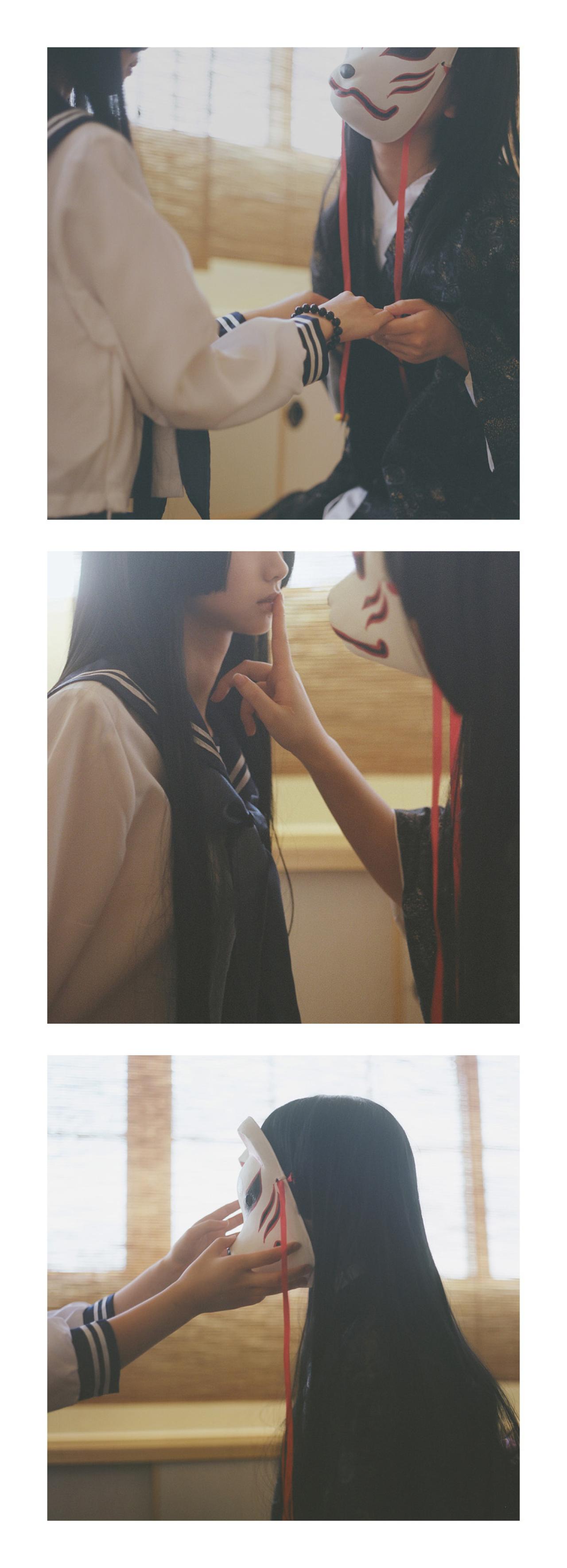 和服少女拉着制服少女的手，将手指放在制服少女嘴边，嘘，不要说话。制服少女想要拿下和服少女的面具