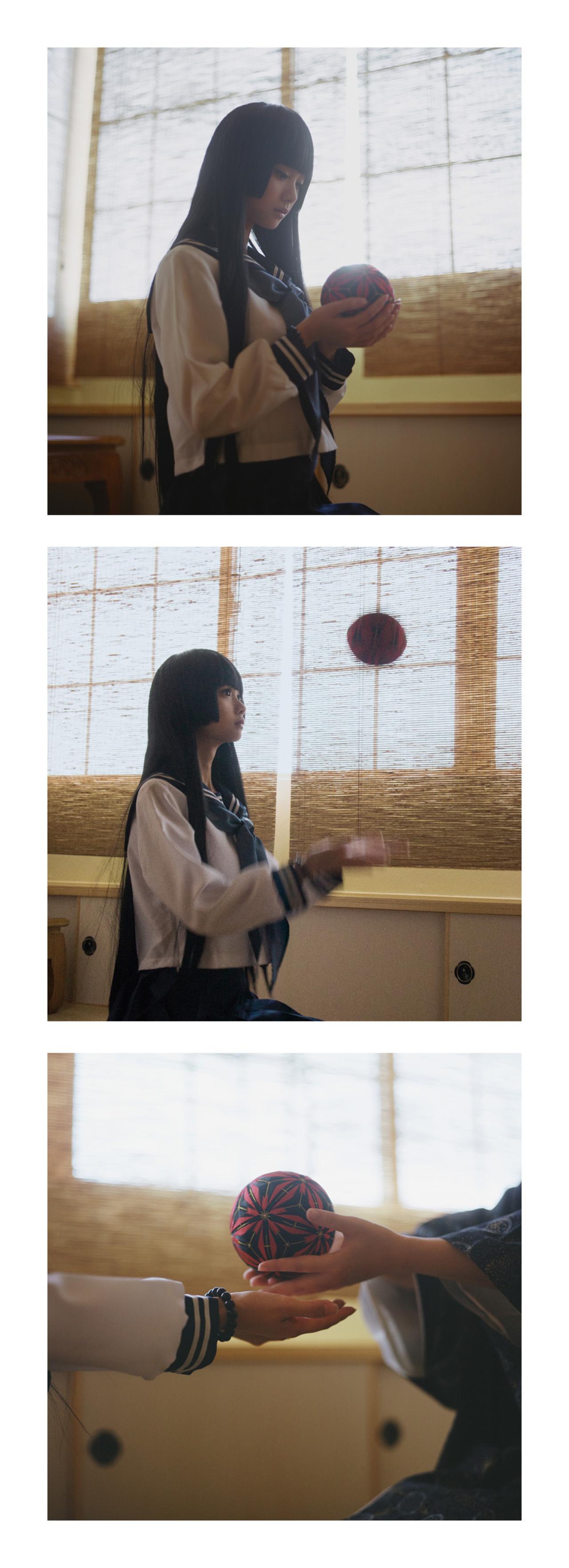 制服少女双手抛弃花球，想要接住，花球却被突然出现和服少女接住