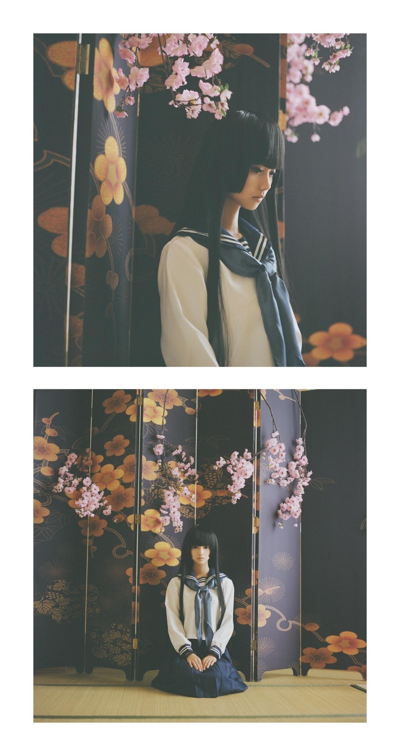 独自坐在屏风旁的制服少女（侧面和正面照）