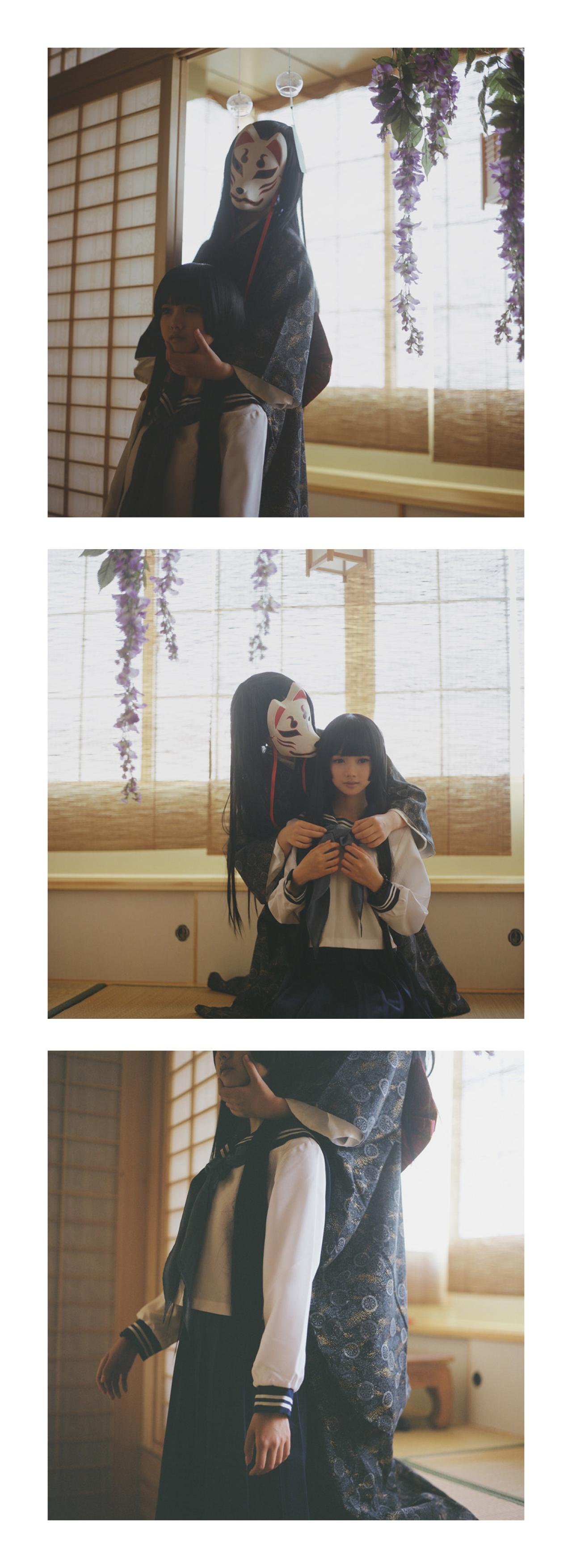 和服少女端起制服少女的脸