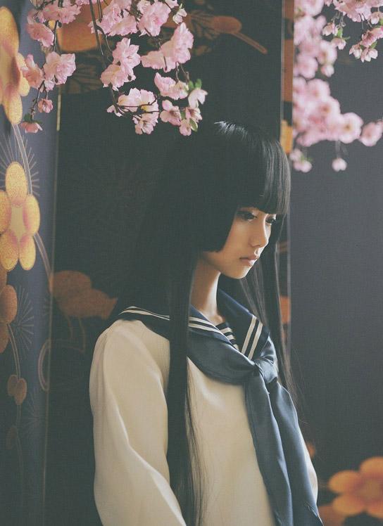 黑色长直发少女端坐在屏风后