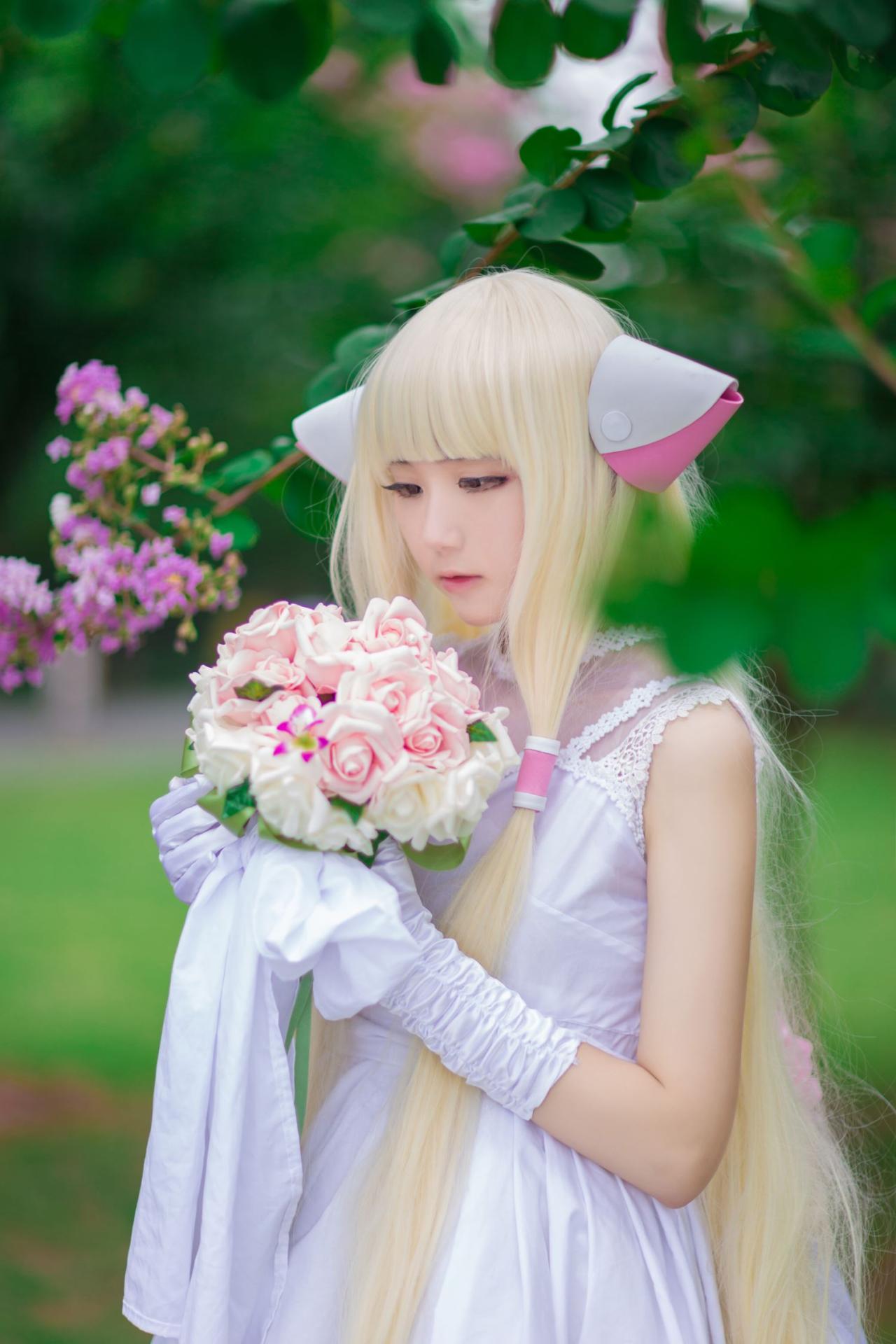 菌子扮演小叽低头看手捧花