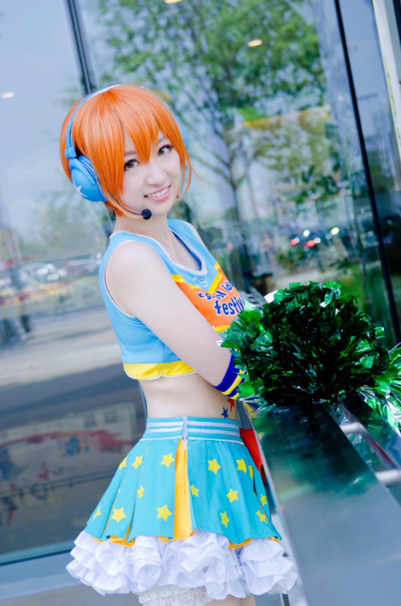 superpopopo扮演星空凛扒在栏杆上侧面照