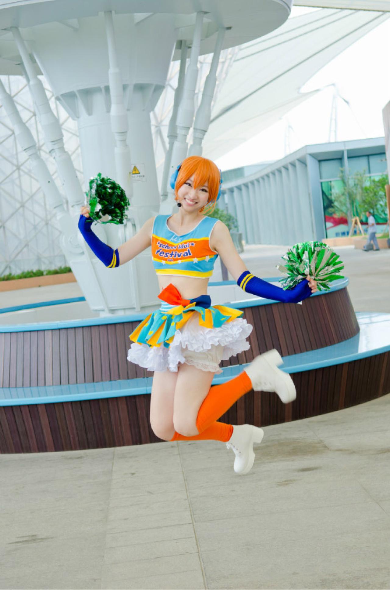 superpopopo扮演星空凛在空气跳起的瞬间抓拍