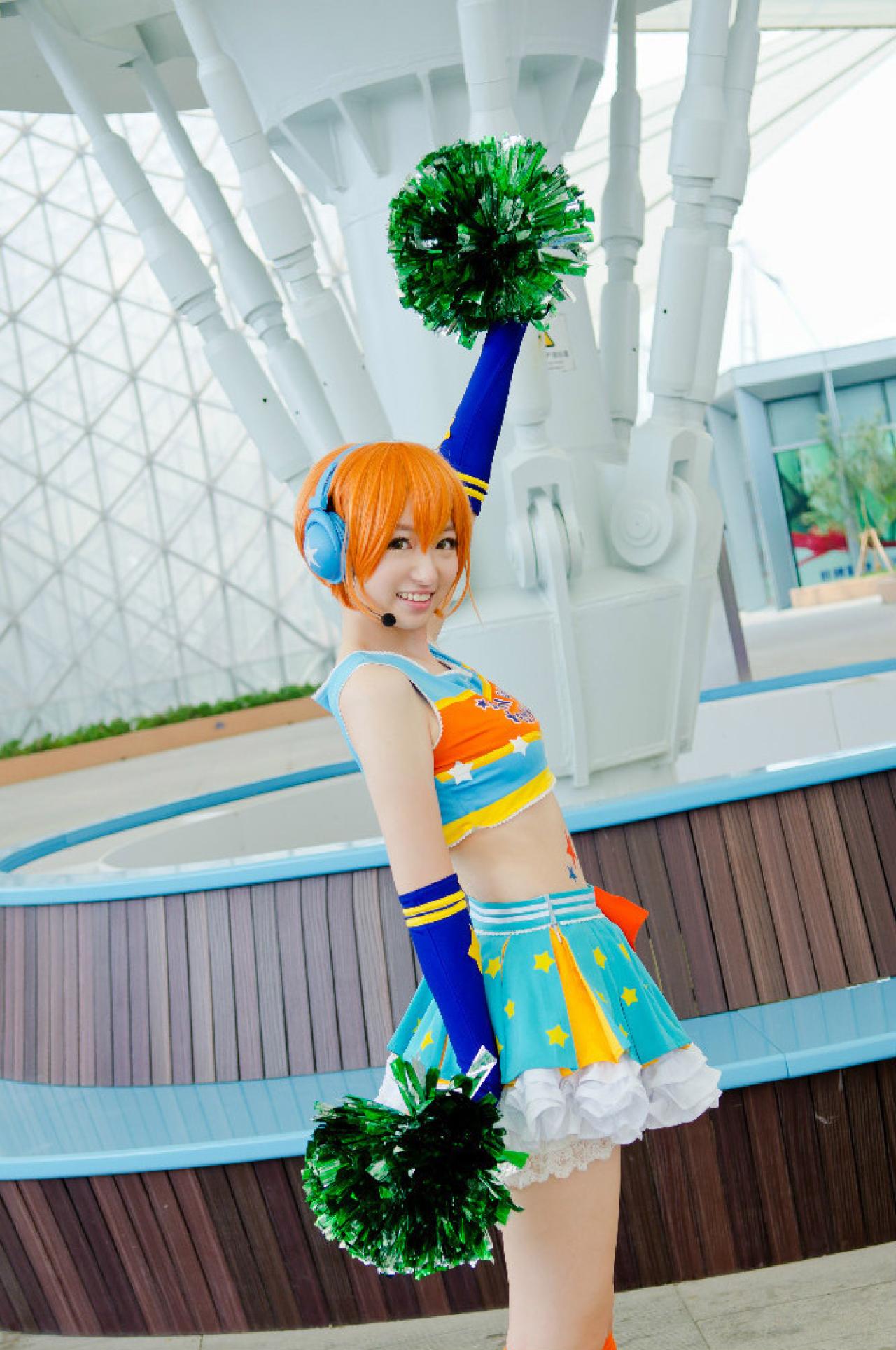 superpopopo扮演星空凛左手举起花球的侧面照