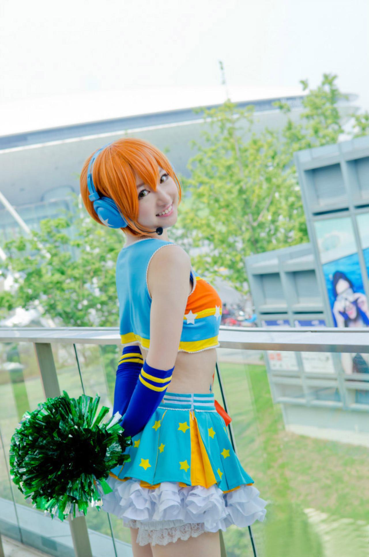 superpopopo扮演星空凛双手背后抱着花球，扭头看镜头