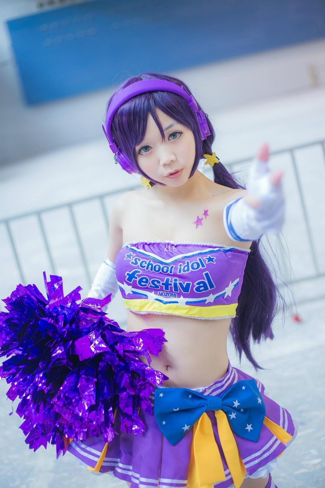 蓝天盈盈子扮演东条希伸手嘟嘴卖萌