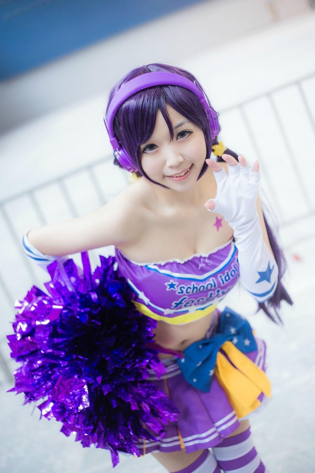 蓝天盈盈子扮演东条希伸出五指扮猫爪卖萌