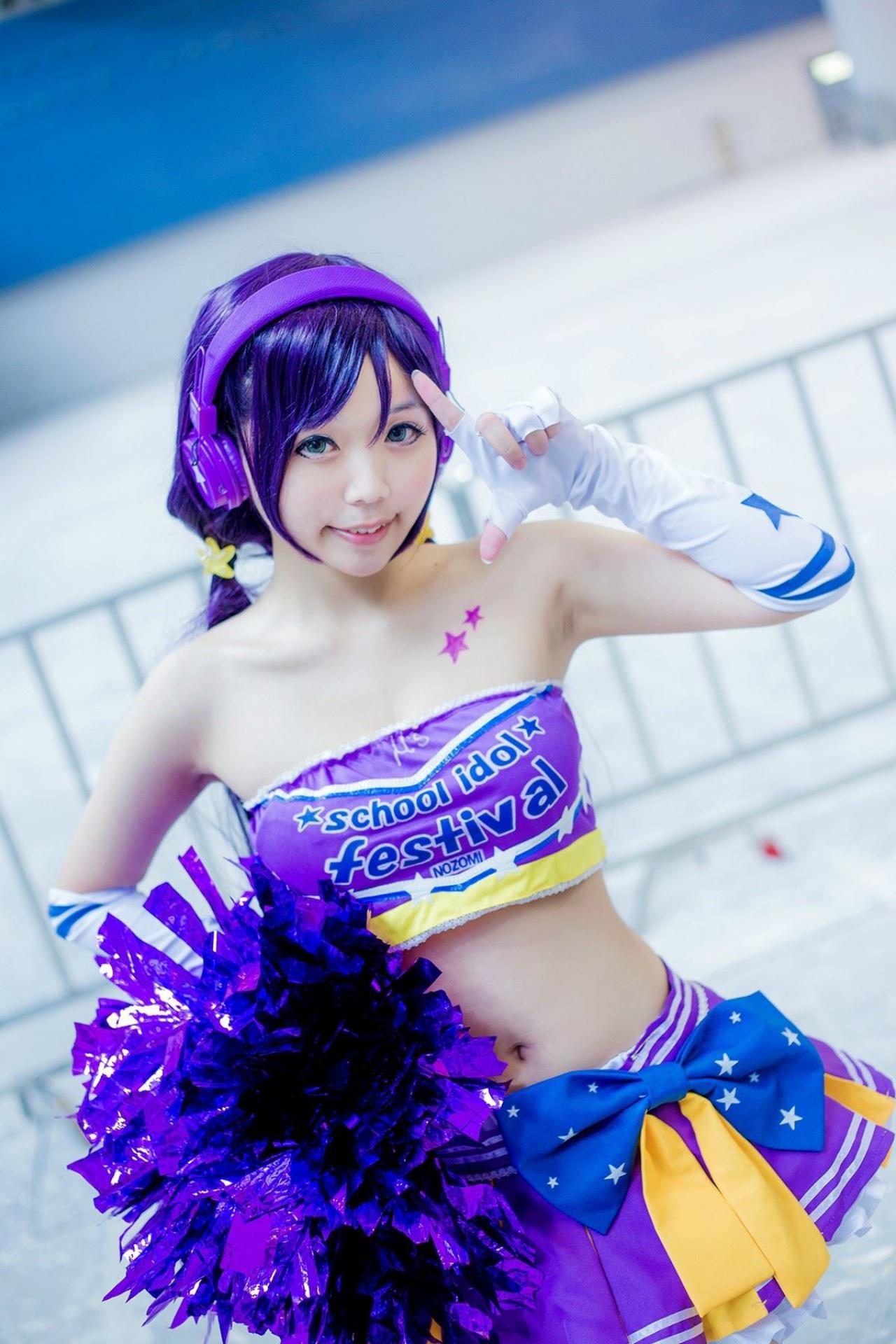 蓝天盈盈子扮演东条希左手作八字手势，右手拿着花球放在腰间