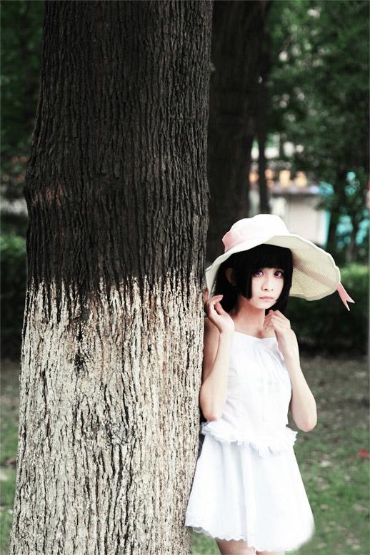 桃小陌扮演黑猫从树干后面羞答答的走出来