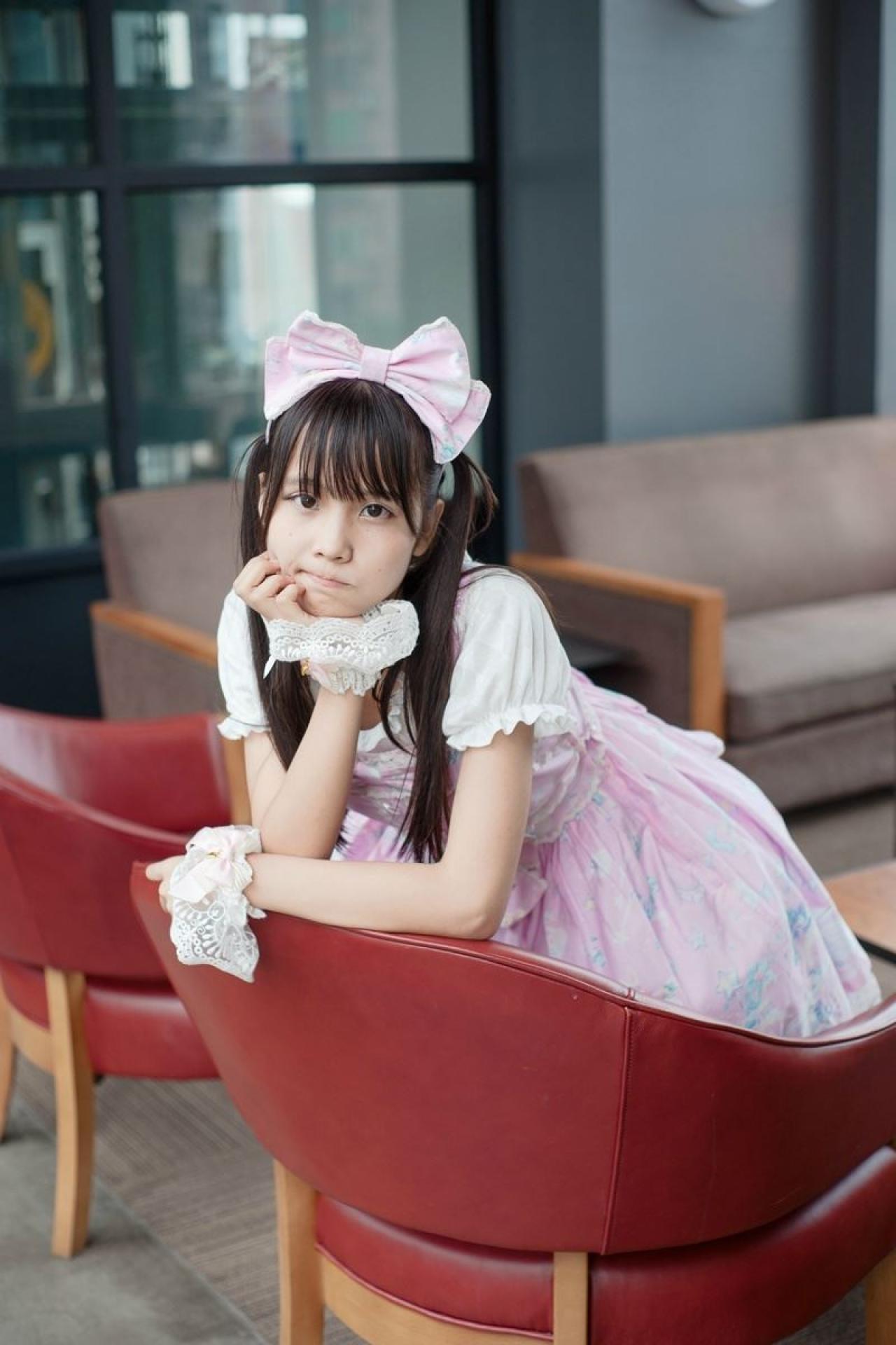 茶子扒在红色沙发椅上嘟嘴卖萌