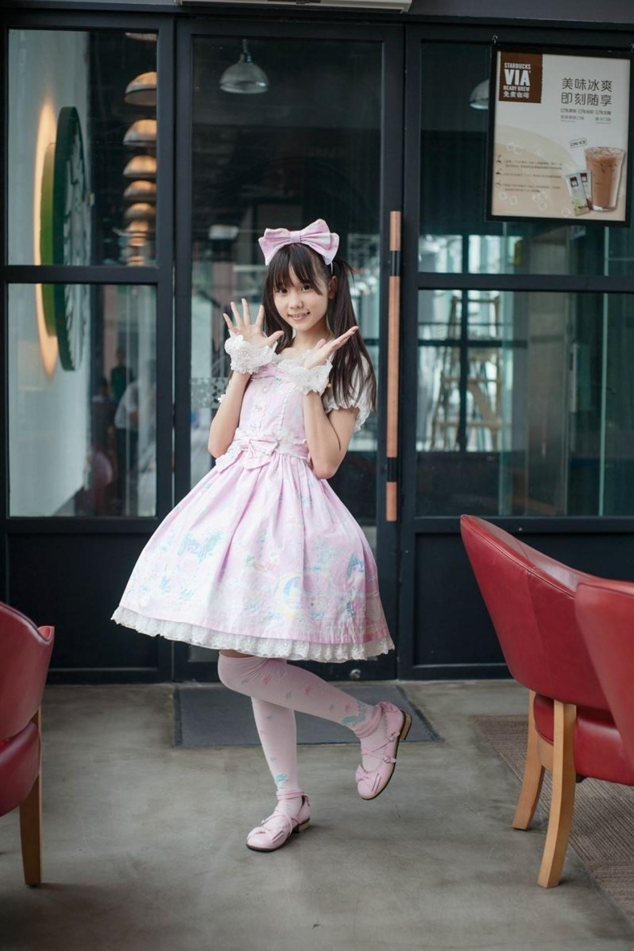 茶子双手张开放在脸颊两侧