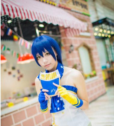 木年年扮演园田海未双手拿着印有μ’s组合字样的帽子