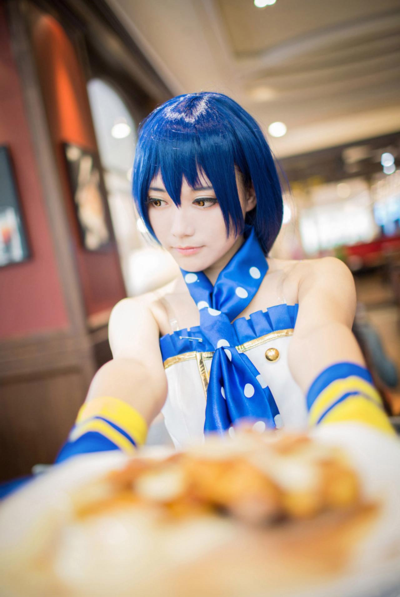 木年年扮演园田海未面向镜头端出盘子