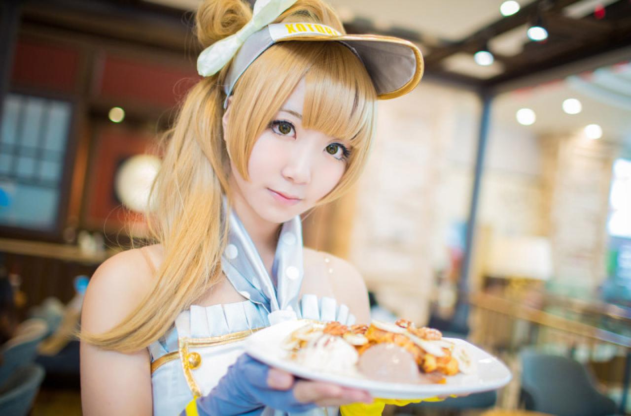 黑川扮演南小鸟端着一盘子食物上半身照