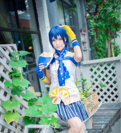 木年年扮演园田海未右手拿着帽子，左手摸了摸头发