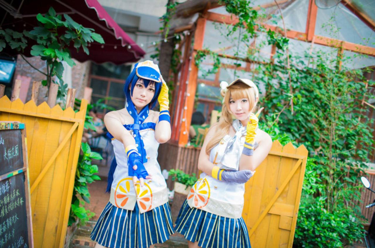 木年年扮演园田海未和黑川扮演南小鸟在店铺门口