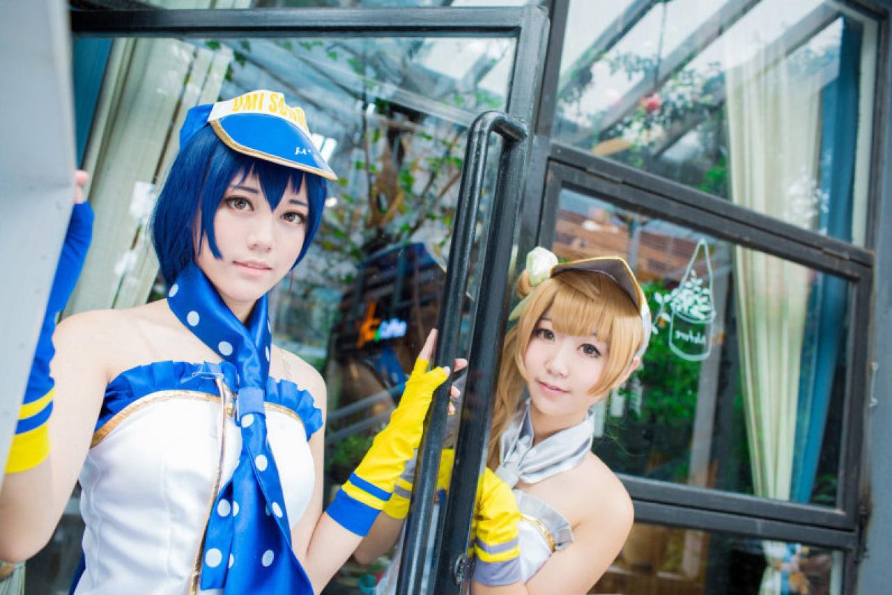 木年年扮演园田海未在门前扯着帘子，黑川扮演南小鸟藏在门后