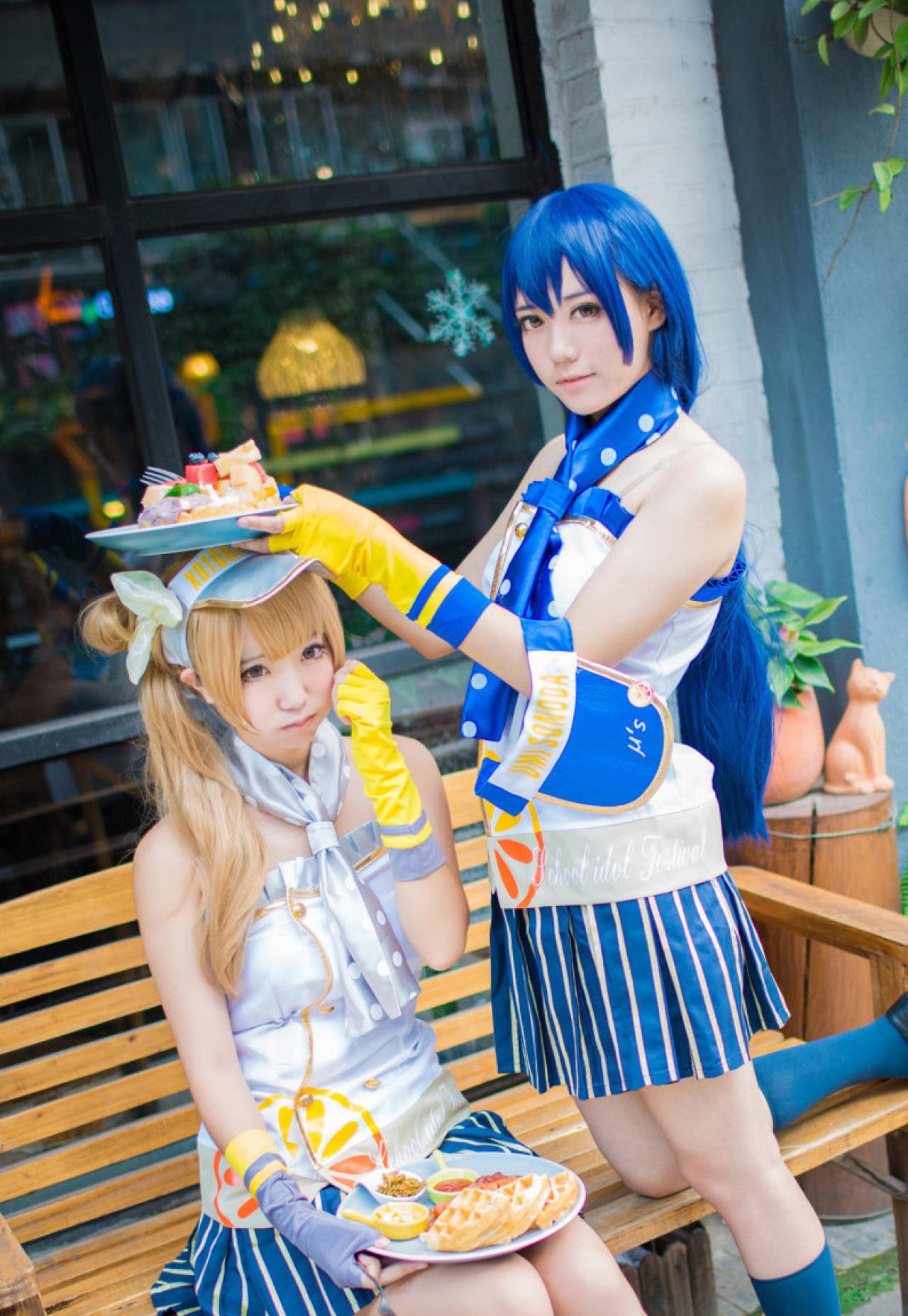 园田海未把一盘子食物放在南小鸟的头上