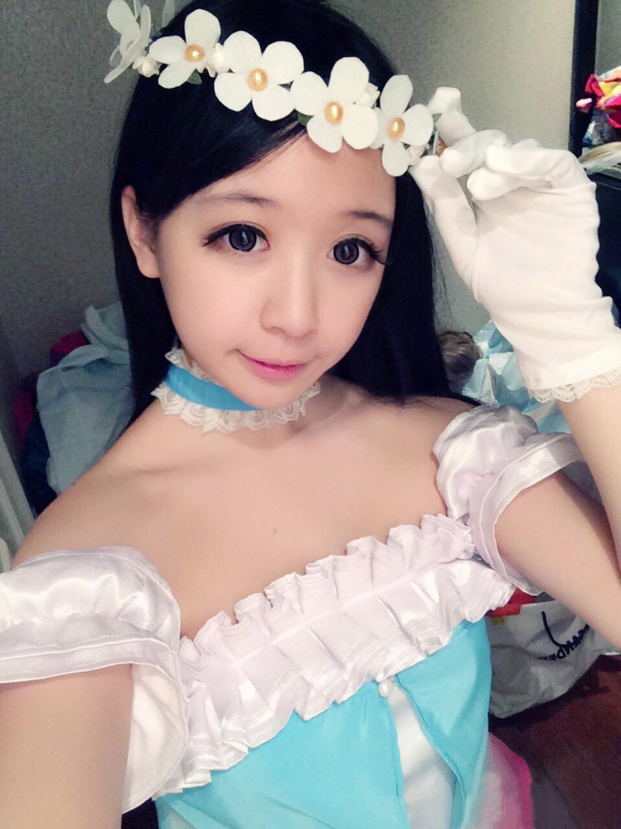 亚米穿着南小鸟COS服左手扶着头上的花环自拍