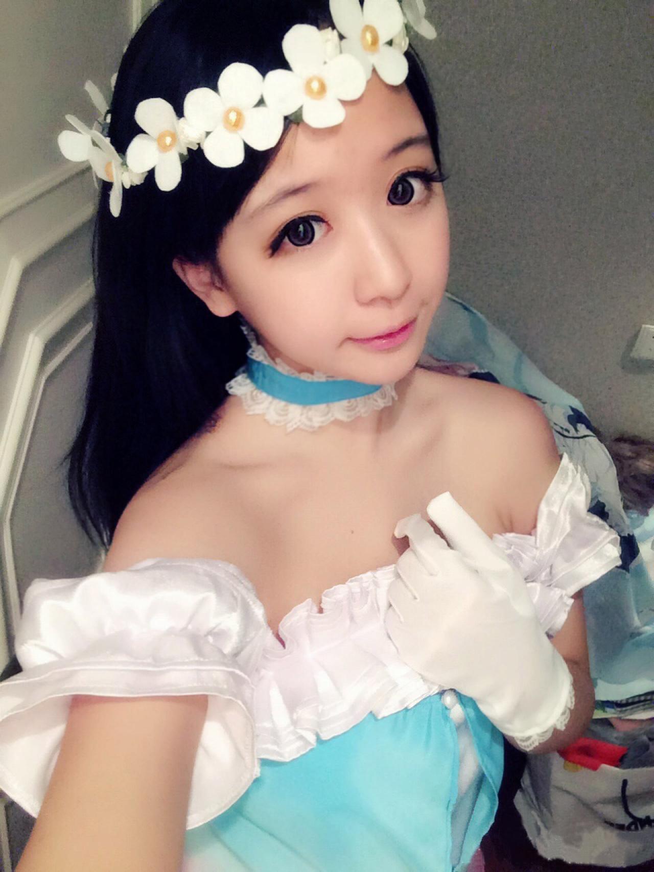 亚米穿着南小鸟COS服左手放在胸前自拍