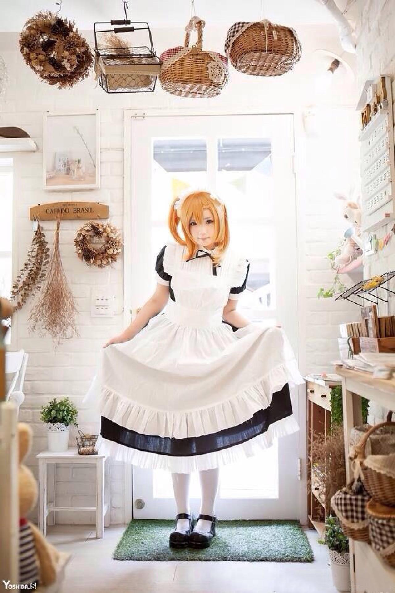 Neneko双手撑开裙角站在门口