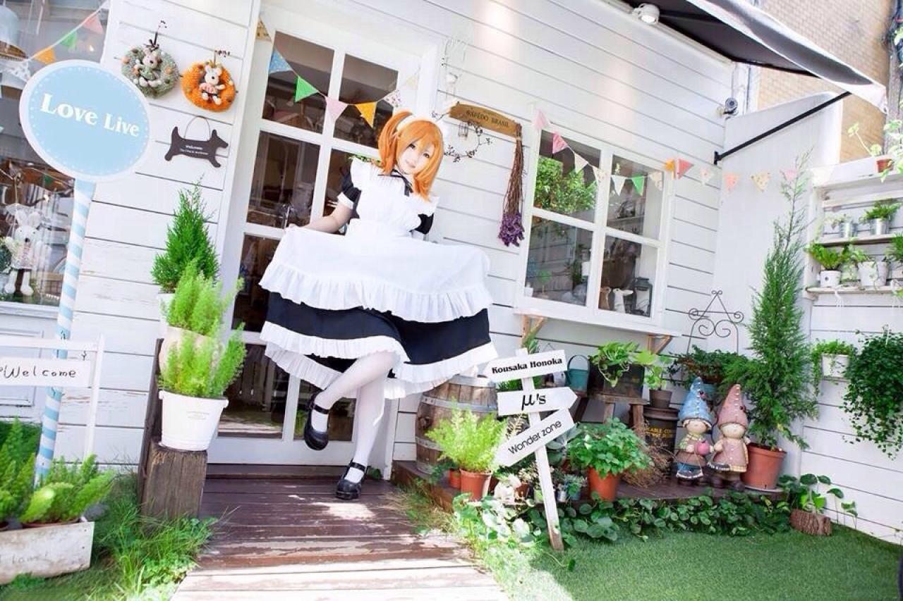 Neneko双手撑着裙子走出家门，门口的蓝色牌子上写着LoveLive!