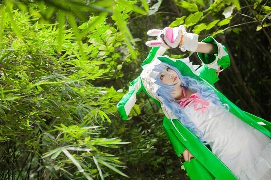 钰曦扮演四糸乃抬起头凝望着自己的玩偶