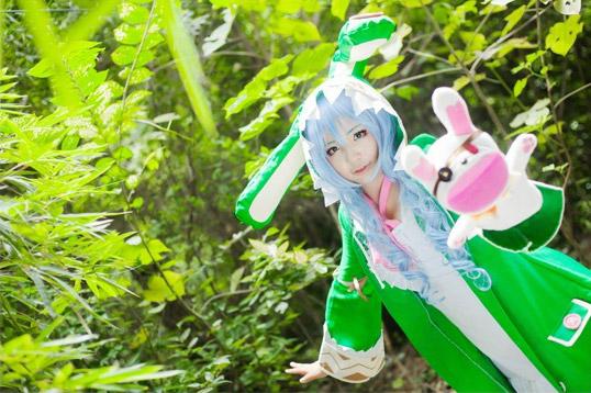 钰曦扮演四糸乃与玩偶在林中漫步