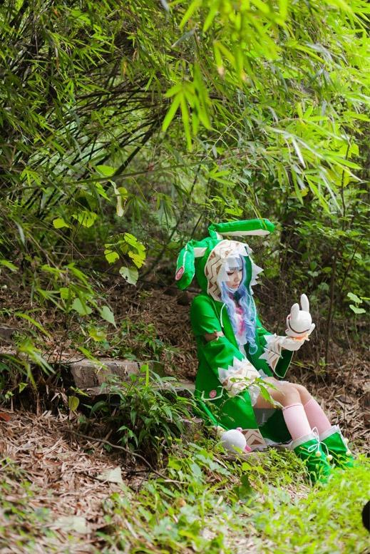 钰曦扮演四糸乃坐在台阶上，和玩偶对话