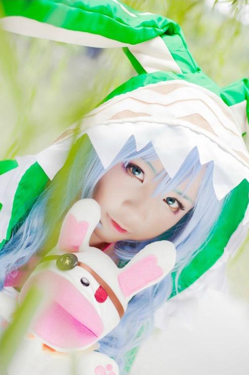钰曦扮演四糸乃抱着兔子玩偶脸部特写