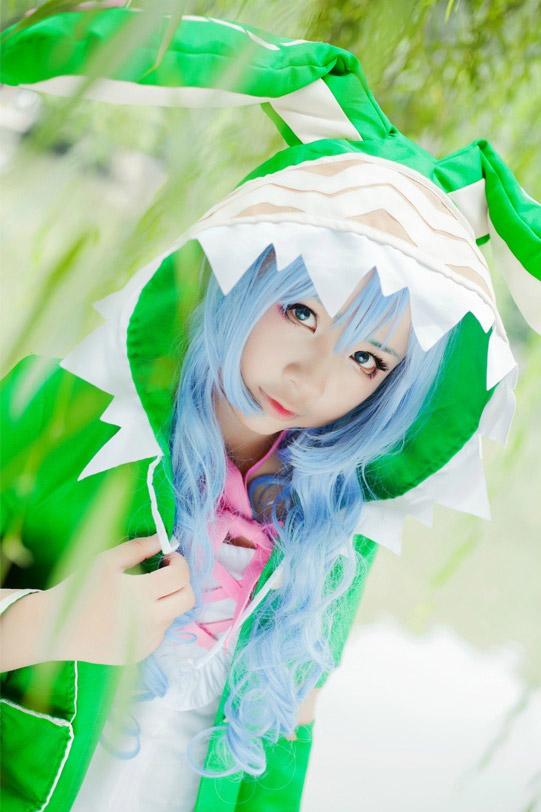 钰曦扮演四糸乃兔耳朵耷拉着，手指羞涩地捏着衣角