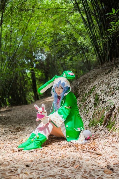 钰曦扮演四糸乃戴着兔耳玩偶坐在地上