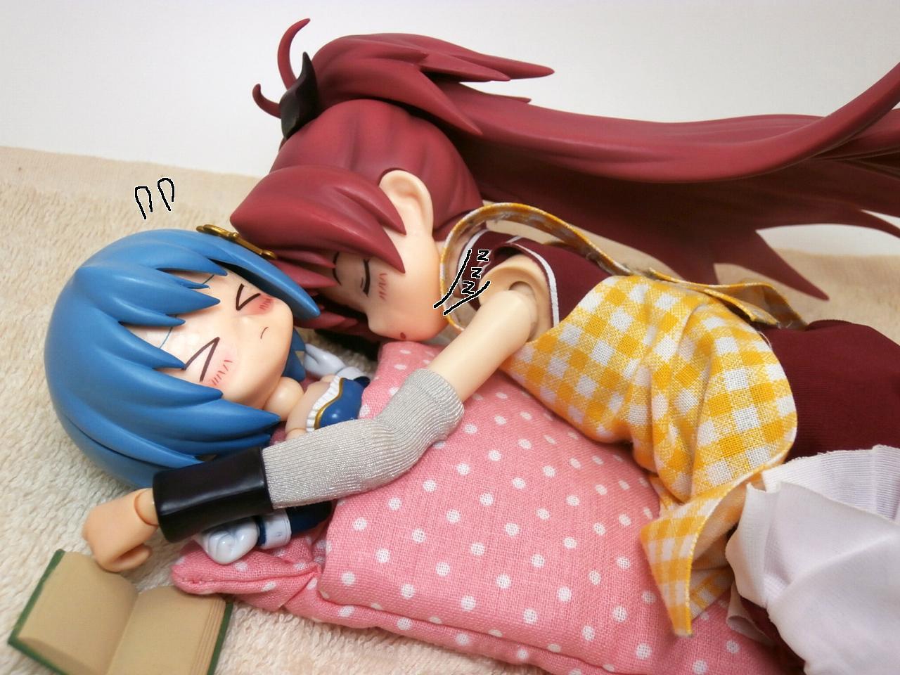 美树沙耶香手办平躺在被窝里，佐仓杏子手办搂着她睡着了