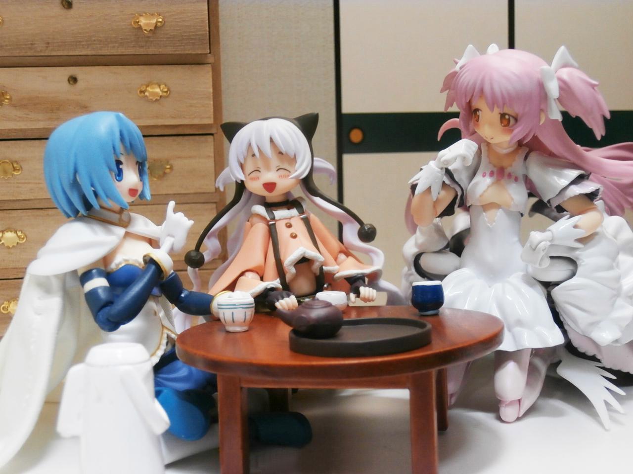 鹿目圆、美树沙耶香、紫色长发少女三人的手办围着圆桌在一起聊天