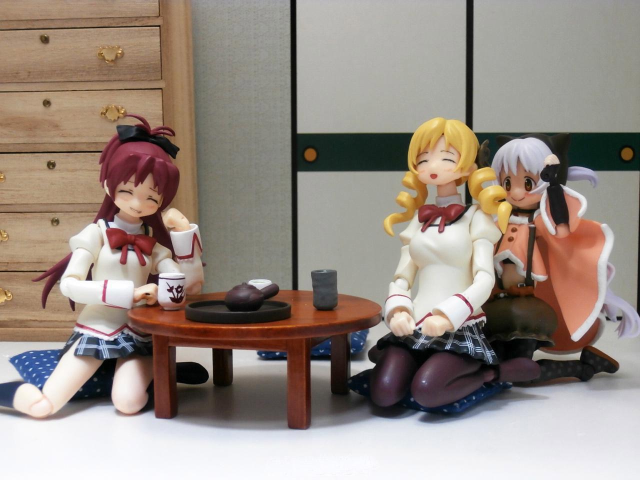 晓美焰手办趴在桌子上喝茶，紫色长发少女的手办在给巴麻美捶背