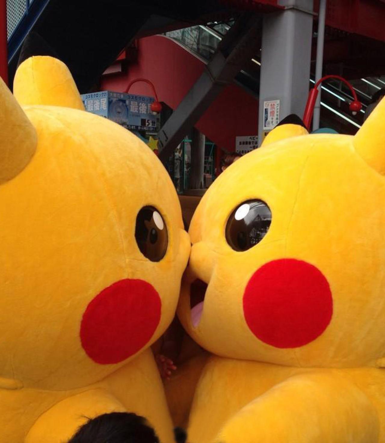 两只皮卡丘抱在一起 脸部特写