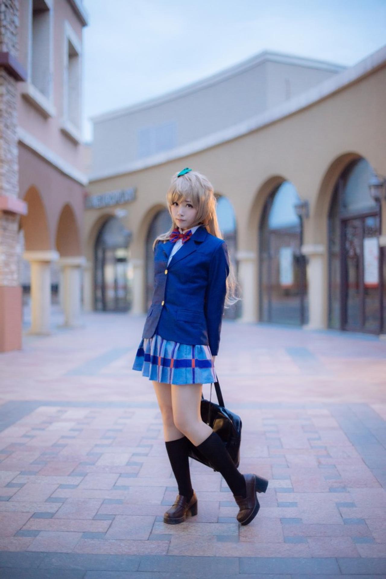 四月www扮演南小鸟吧背包藏在身后，扭捏地站立姿势