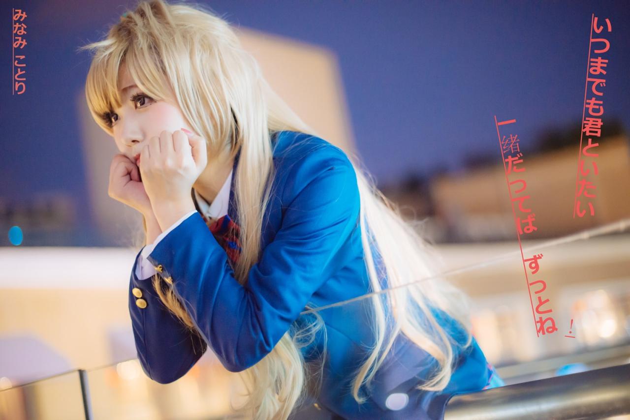 四月www扮演南小鸟趴在玻璃围栏上，双手撑住下巴，静静眺望的姿势。