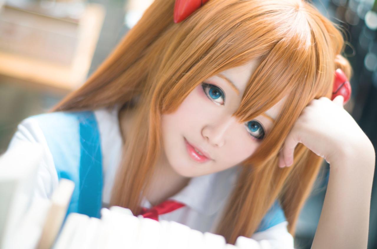 侒君扮演明日香用手撑着头趴在桌子上