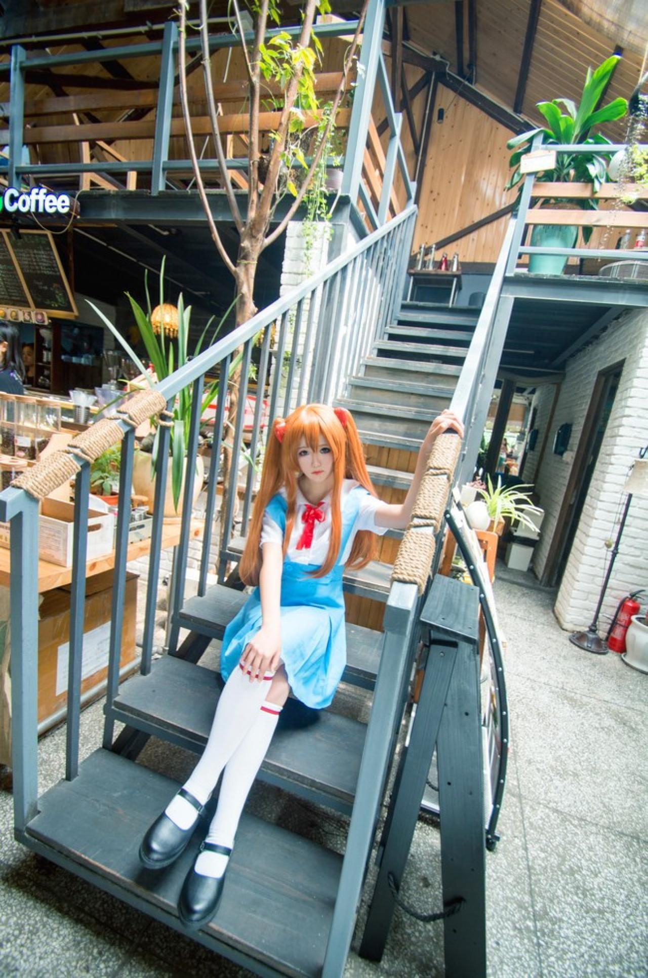 侒君扮演明日香坐在长长的台阶上