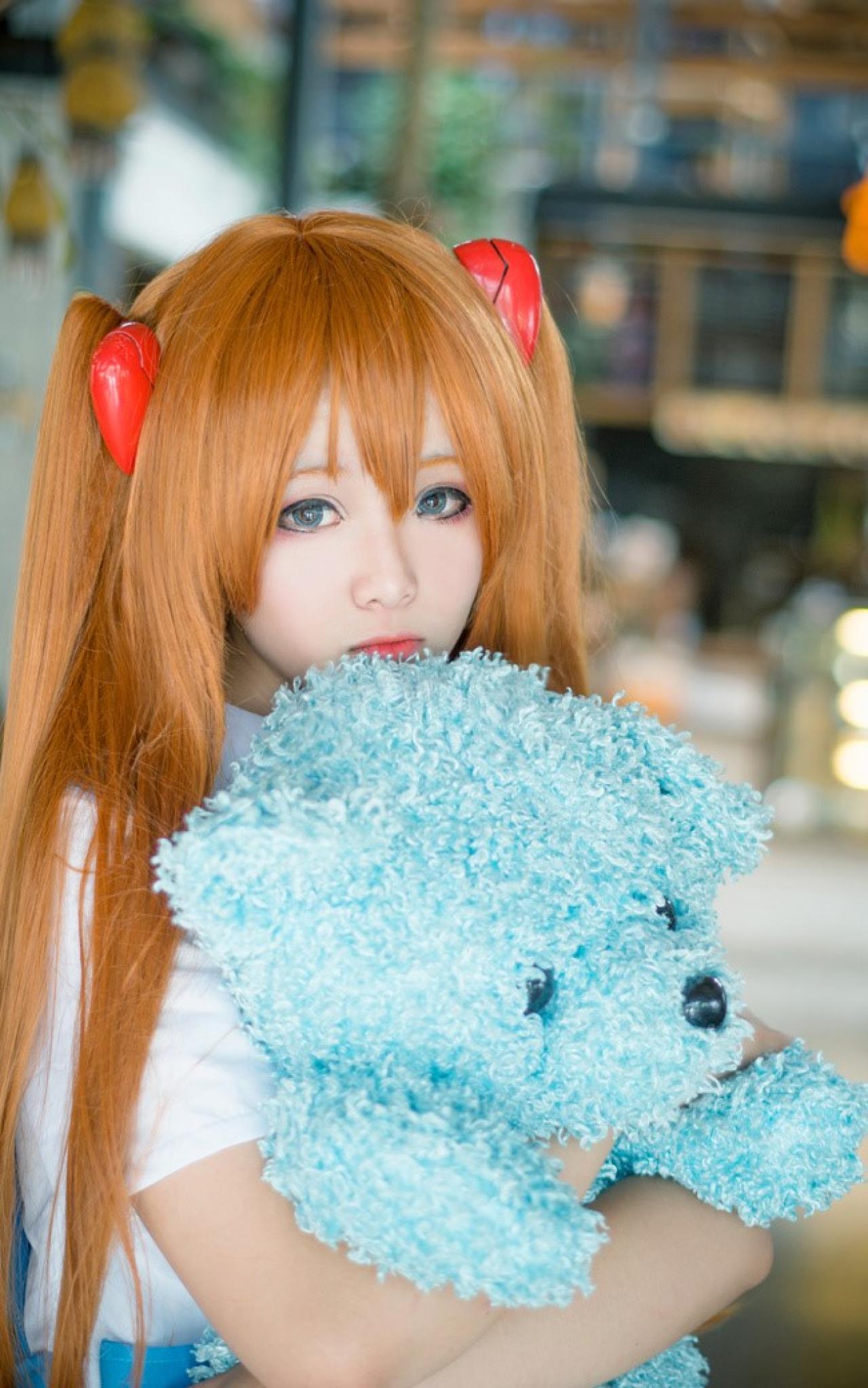 侒君扮演明日香抱着蓝色毛绒小熊