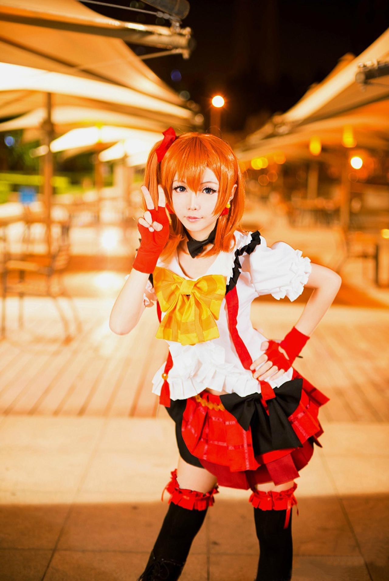 Hoshilily扮演高坂穗乃果作yeah手势