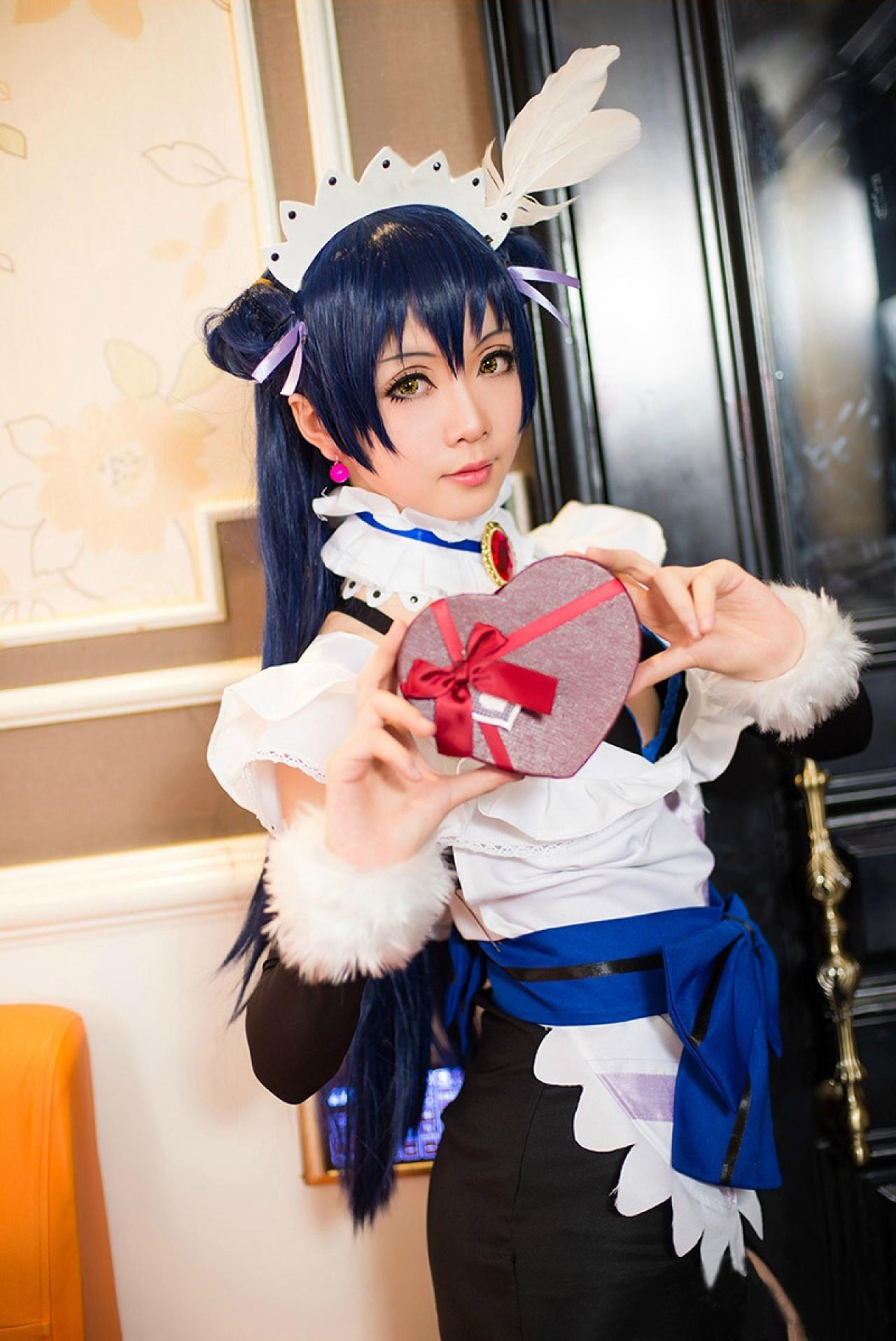 Hoshilily扮演园田海未双手捧着红色打着蝴蝶结的桃心盒子。