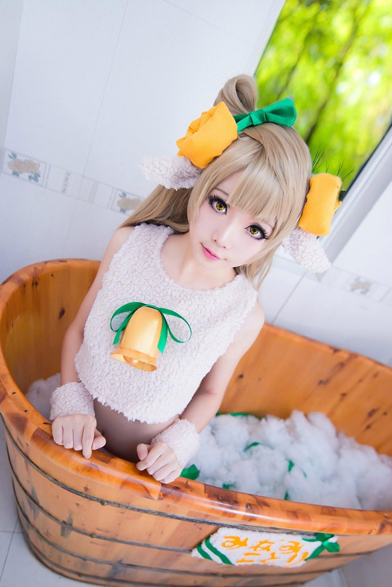 Hoshilily扮演南小鸟趴在浴缸里