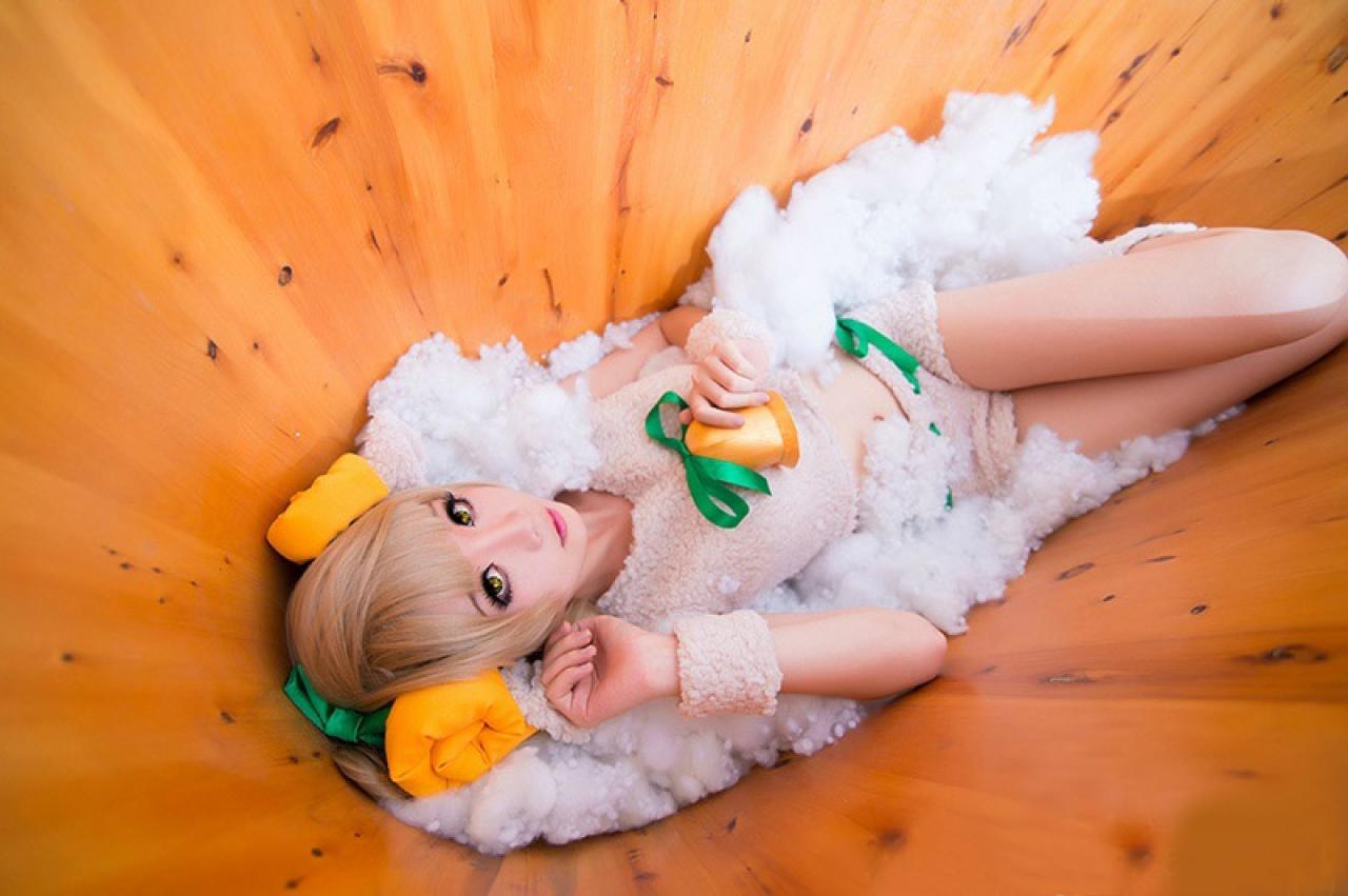 在浴缸里扮成小猫卖萌的南小鸟