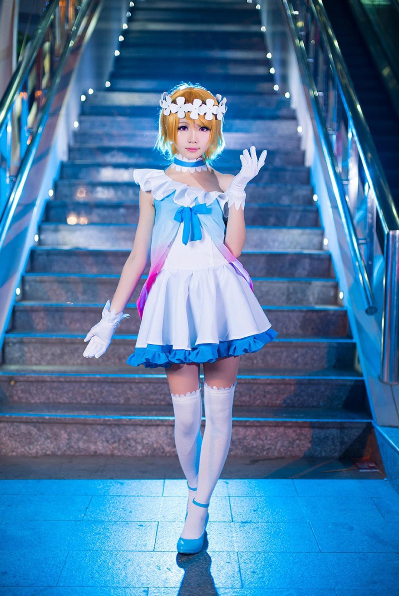 Hoshilily扮演小泉花阳站在径直爬升的台阶前